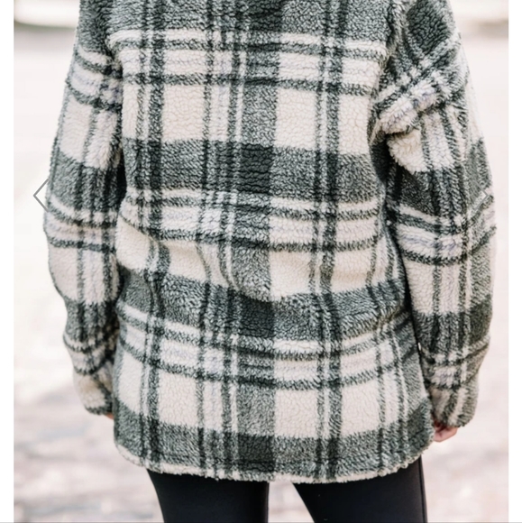 Sherpa zipup pull over. - Picture 2 of 7